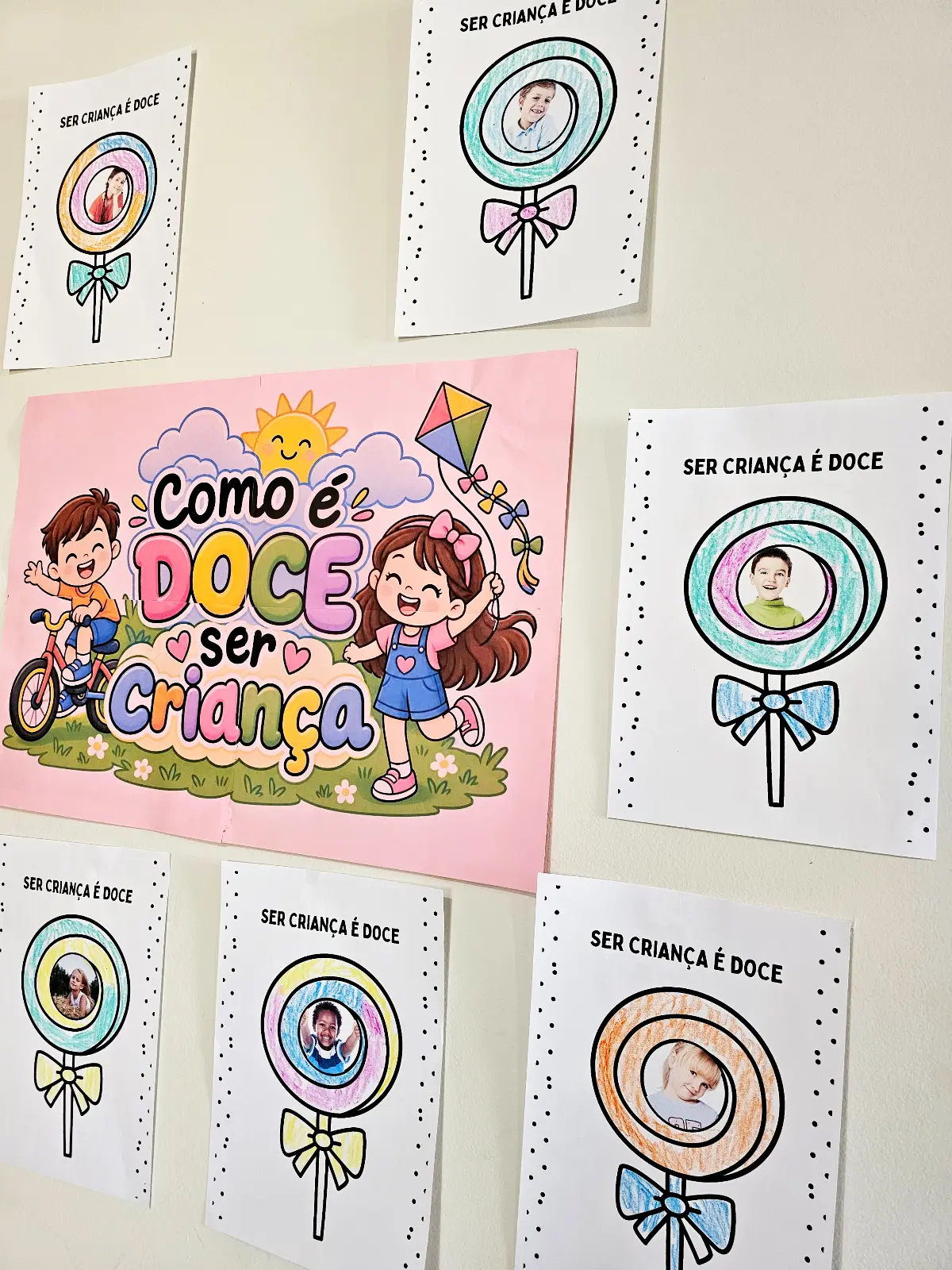 Mural Dia das Crianças com Moldura de Pirulito Editável no Canva